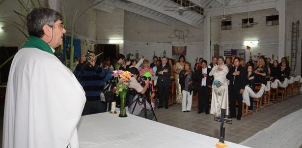 Un sacerdote argentino bendice en su parroquia la unin entre una persona transexual y su pareja