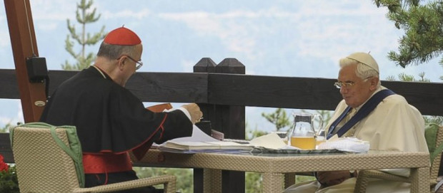 El cardenal Bertone saba que Benedicto XVI renunciara siete meses antes