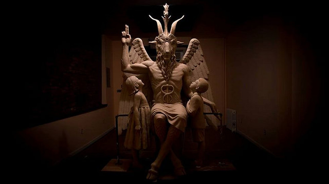 Un grupo satnico colocar una estatua de bronce de Baphomet en Detroit