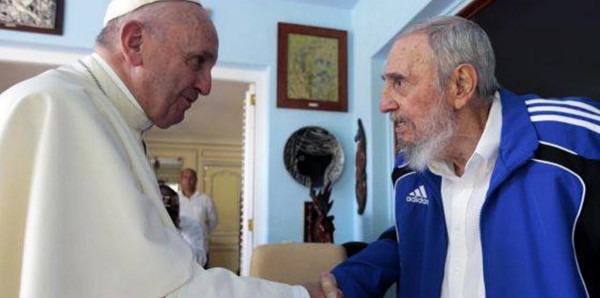 Encuentro muy familiar e informal entre el tirano comunista cubano y el Papa argentino