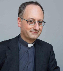 El jesuita Antonio Spadaro se burla de los que se quejan del mtodo y la poltica informativa del Snodo