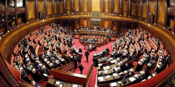 El Senado italiano aprueba la ley de uniones homosexuales excluyendo el derecho a adopcin
