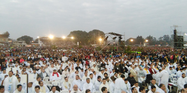 Ciento veinte mil fieles participan en la Misa del segundo da del Congreso Eucaristco Nacional de Argentina