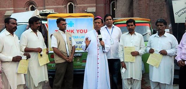 La Iglesia entrega cuatro moto-taxis y apoyo financiero a las familias de las vctimas de la matanza en Lahore 