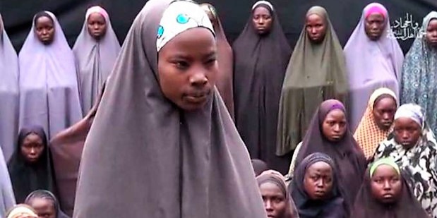 Los padres de una joven secuestrada por Boko Haram ven a su hija en un vdeo del grupo islamista