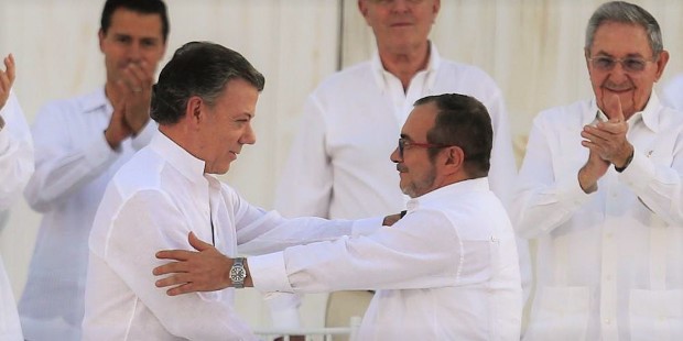 Santos y el guerrillero Timochenko firman el acuerdo de paz en Colombia