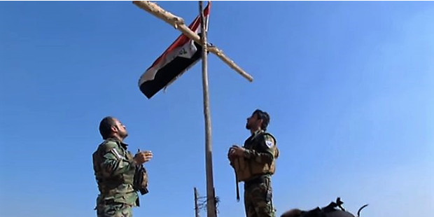 Soldados cristianos colocan una cruz para honrar a los asesinados por el Estado Islmico en Irak