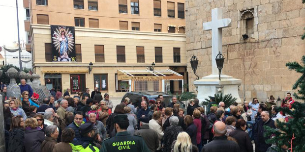 Un grupo de fieles de Callosa de Segura impide la retirada de una Cruz