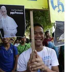 Filipinos con carteles del Papa Francisco