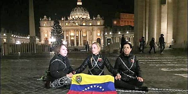 La madre y dos esposas de presos polticos venezolanos se encadenan ante el Vaticano para pedir su libertad