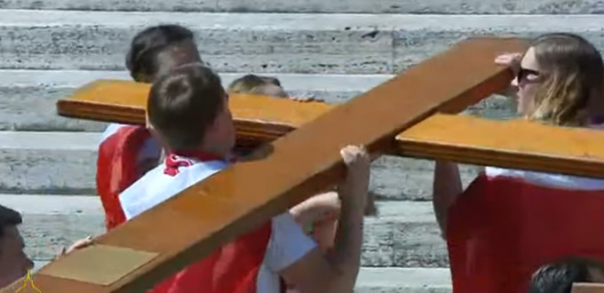 Jvenes polacos entregan a jvenes panameos la Cruz de la JMJ