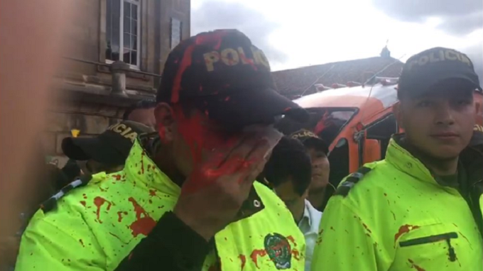 Activistas LGTB agreden a policas y al Bus de la Libertad en Colombia