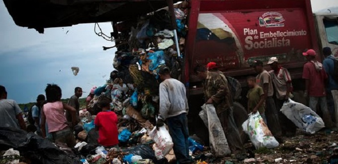 En Venezuela, los basureros se han convertido en lugares para comer