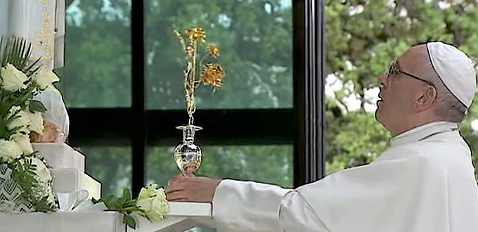 El Papa reza en la Capilla de las Apariciones de Ftima