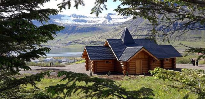 Bello templo catlico en Islandia obsequiado por catlicos de Eslovaquia