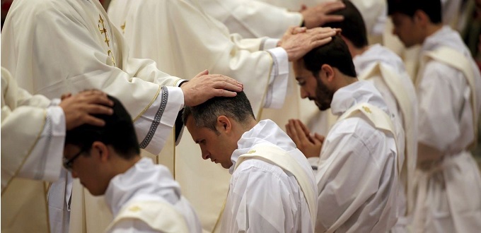 Iglesia en Escocia recibe al grupo ms grande de sacerdotes ordenados en 20 aos