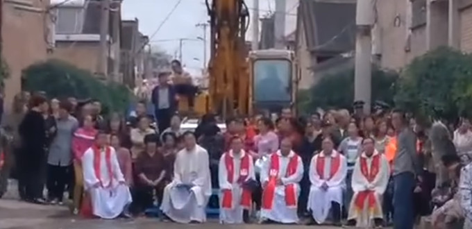 Fieles catlicos chinos consiguen parar la demolicin de su iglesia