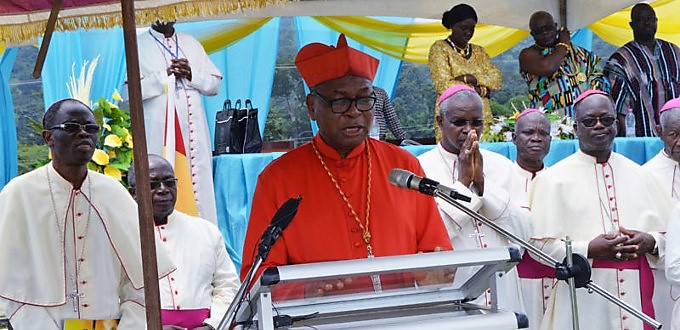 El cardenal Onaiyekan denuncia las presiones para relajar las condiciones para comulgar