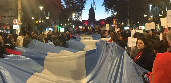 Miles de personas se manifiestan contra el aborto en Argentina