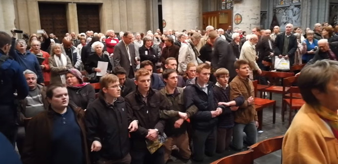 Bélgica: fieles interrumpen conmemoración de la «Reforma» en catedral católica rezando el Rosario