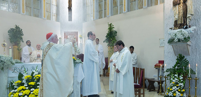 El cardenal Caizares bendice la evangelizacin puerta a puerta de la Misin popular evangelizadora