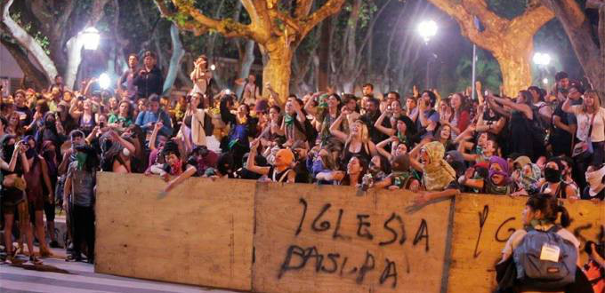 Miles de personas piden proteccin a las autoridades argentinas contra la violencia feminista 