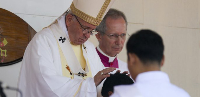 Papa Francisco: Rezad siempre por vuestros sacerdotes