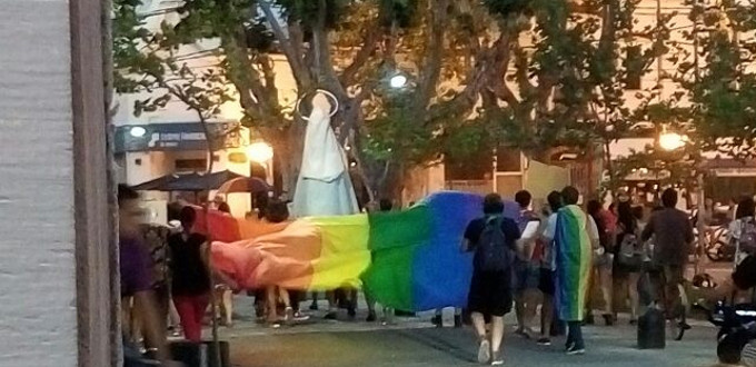 Fieles catlicos argentinos muestran su repudio ante otra provocacin indecente de la comunidad LGTB