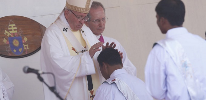 El Papa ordena a 16 sacerdotes en Bangladesh