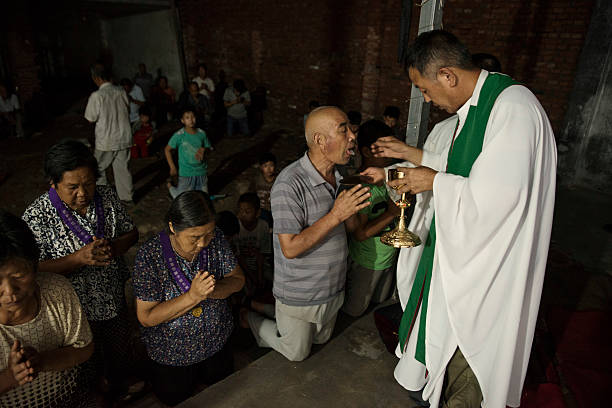 China: la Santa Sede pide a un obispo fiel que renuncie para que su puesto lo ocupe un obispo cismtico