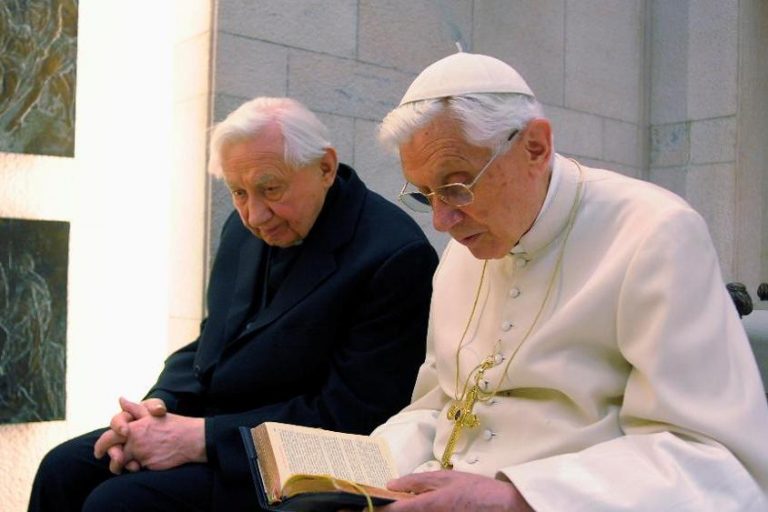La Santa Sede desmiente que Benedicto XVI tenga una enfermedad paralizante