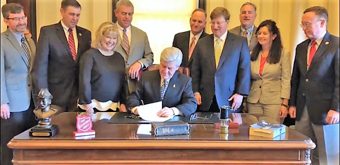 El gobernador de Misisipi firma la ley ms restrictiva del aborto de todos los Estados Unidos