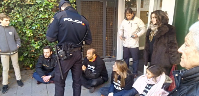 El doctor Poveda vuelve a protestar ante la Clnica Dator de Madrid el da de los Santos Inocentes