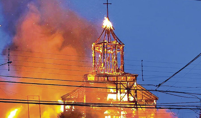 La dicesis chilena de Ancud condena que vaya a quedar impune el incendio de la iglesia de San Francisco