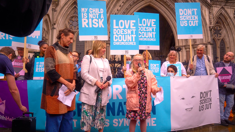 Heidi Crowter, mujer con Sndrome de Down, lleva a la Corte Suprema la ley del aborto por discapacidad en el Reino Unido