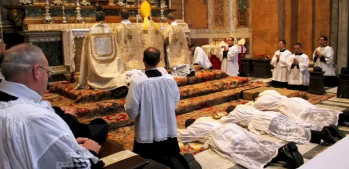 Los catlicos que asisten a Misa desaprueban las limitaciones impuestas a la misa tradicional, pero el Papa Francisco mantiene popularidad