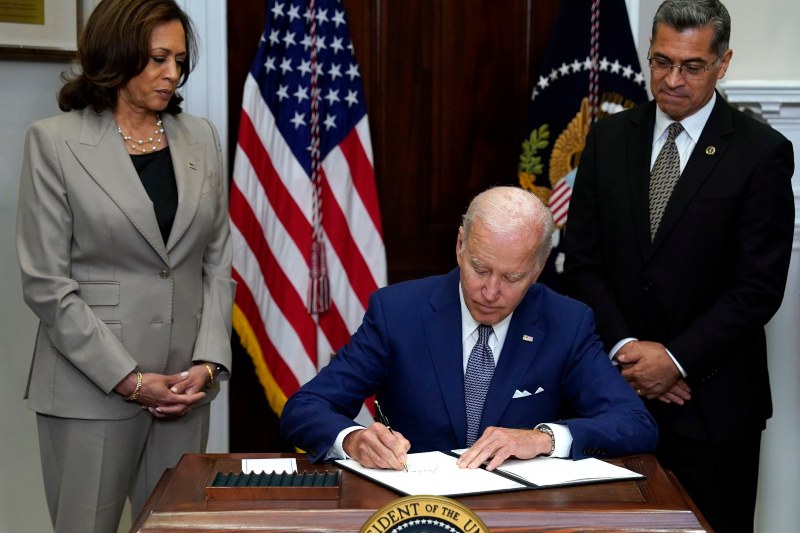 El presidente Biden firma una orden ejecutiva para proteger el aborto en Estados Unidos