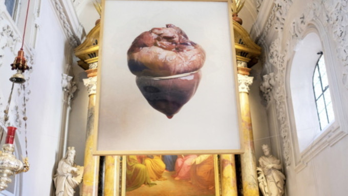 Fieles se plantean denunciar al obispo de Innsbruck ante los tribunales por la imagen del corazn de un cerdo
