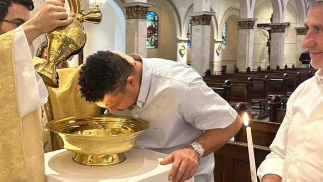Ronaldo Nazario se bautiza en un templo catlico de Sao Paulo