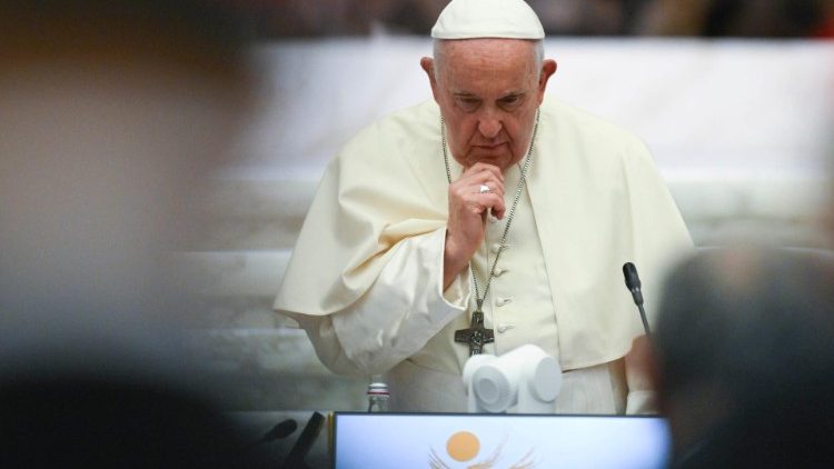 Estupor entre los periodistas por la crtica del Papa a su labor en otros snodos
