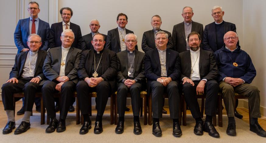 Los obispos belgas quieren que se ordene a diaconisas y se ponga fin al celibato obligatorio