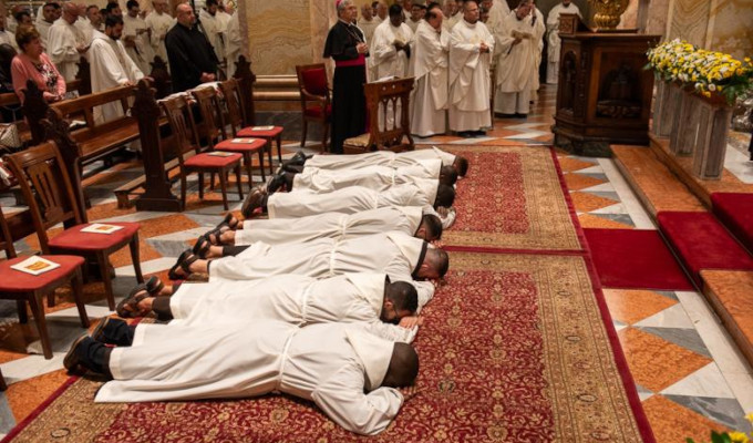 Alegra para la Iglesia en Tierra Santa: el Patriarca Pizzaballa ordena a seis nuevos diconos