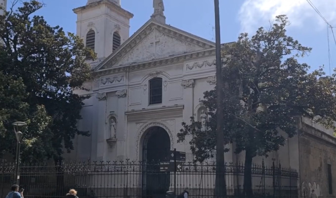 Un incendo consume gran parte del interior de la iglesia de Santa Catalina de Siena en Buenos Aires
