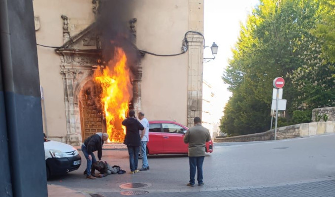 Un enfermo psiquitrico prende fuego la puerta del convento de las Concepcionistas en Cuenca