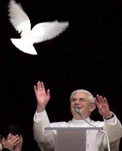 Benedicto XVI: En la memoria de los pueblos permanecen las tragedias humanas y lo absurdo de la guerra