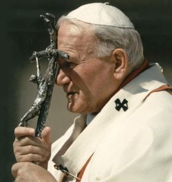 El Cardenal Amato recuerda que para la canonizacin de Juan Pablo II hace falta otro milagro