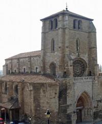 Decapitan dos estatuas de la fachada gtica de la  iglesia de San Esteban en Burgos