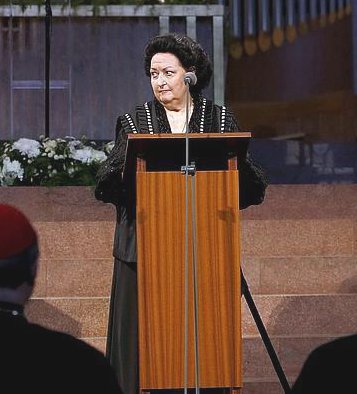 Montserrat Caballé canta en la Sagrada Familia para clausurar la última  edición del Atrio de los