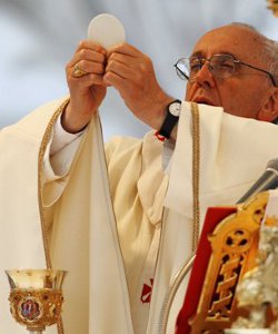 El Papa exhorta a los fieles a vivir la Eucarista como verdadera comunin con Cristo y tambin con los hermanos