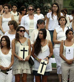 María Paz Vial: «Hay una ideología, una máquina de matar organizada y perfecta que funciona sin hacer ruido» María Paz Vial: «Hay una ideología, una máquina de matar organizada y perfecta que funciona sin hacer ruido»
